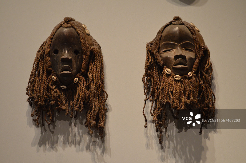 中国首都北京中国国家博物馆，非洲展览馆里的木制人类形象雕塑面具，室内无人图像摄影图片素材