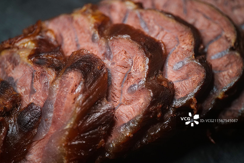 新鲜牛肉五香卤牛腱子肉特写厚切片牛肉干图片素材