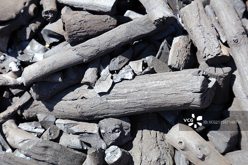 成堆的木炭图片素材