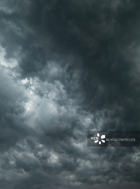 乌云密布的天空图片素材