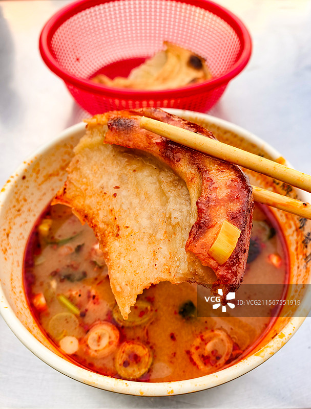 洛阳美食牛肉汤配主食油旋小吃特写图片素材