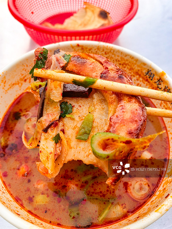 洛阳美食牛肉汤配主食油旋小吃特写图片素材