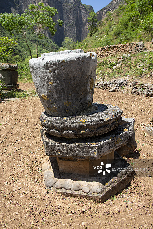 林州雪光寺塔林是位于河南省林州市合涧镇石板沟雪光村。塔林现存五座元明时期石制和尚墓塔，部分塔身有塔铭图片素材