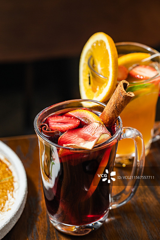 热红酒红酒肉桂红酒草莓苹果红酒水果饮料暖饮热饮图片素材