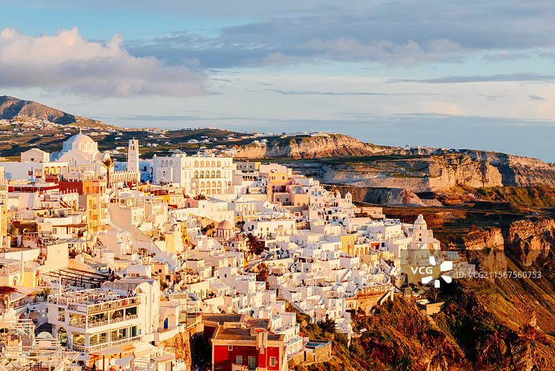 希腊圣托里尼岛费拉镇（Fira）日落时的海边悬崖美景图片素材