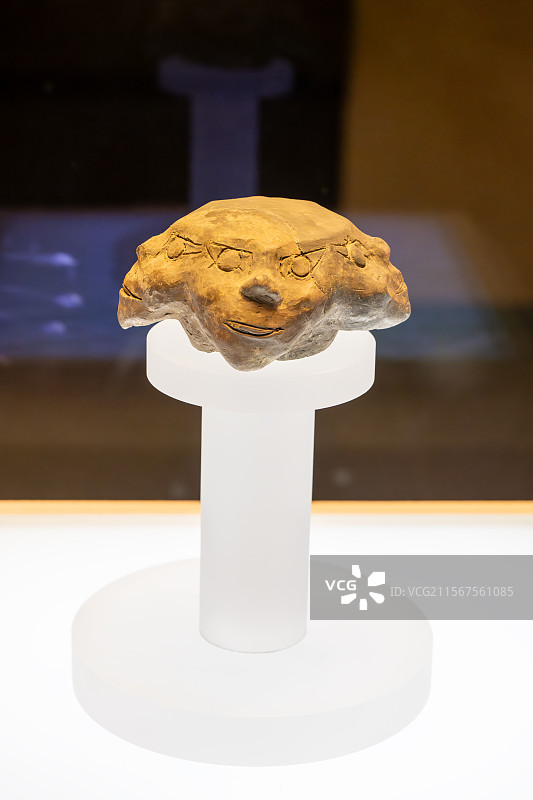 河北博物院 河北省博物馆 文物 四面人头形陶器盖 藁城台西遗址出土 商代图片素材