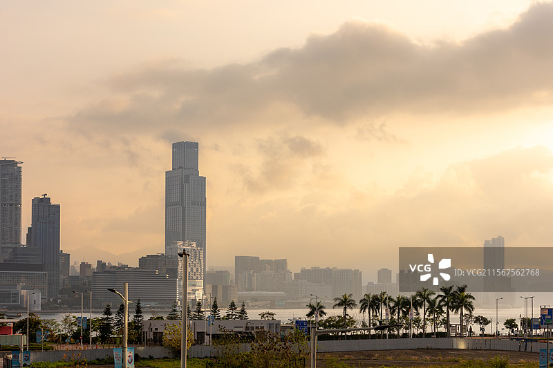 晨光照耀下的海滨城市：香港图片素材