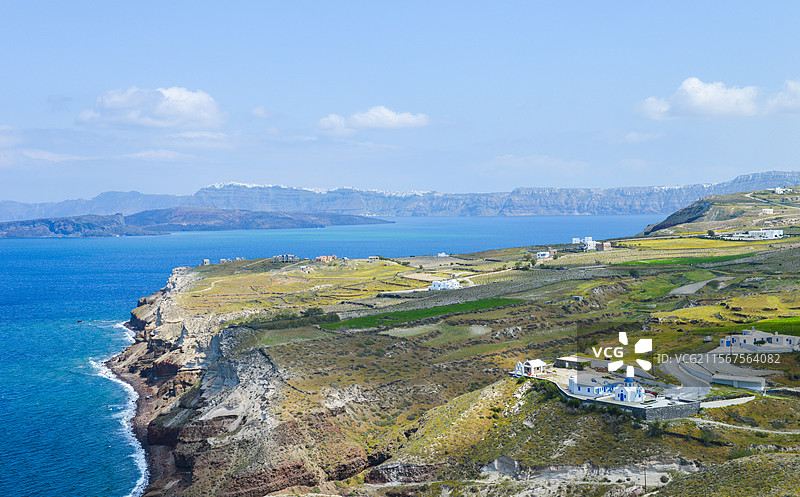 春天希腊圣托里尼岛悬崖边上的希腊村庄的田园风光图片素材