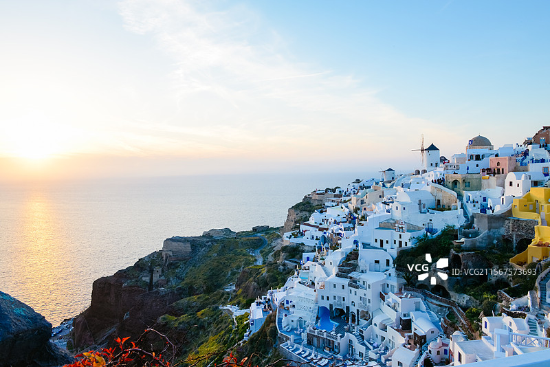希腊圣托里尼岛伊亚镇（Oia）日落时的海边悬崖美景图片素材