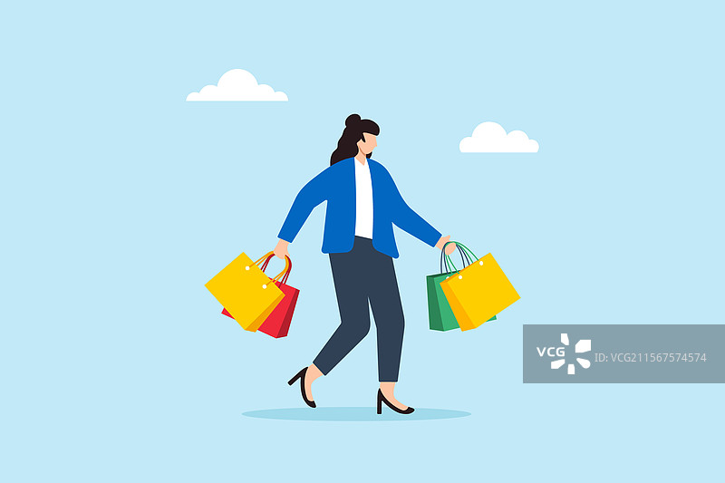 快乐的女性购物者提着购物袋走路图片素材
