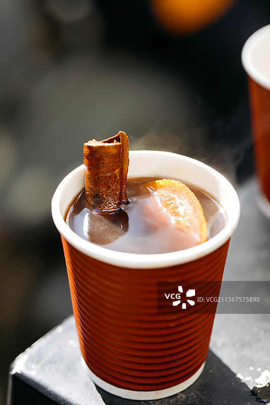 红酒热红酒肉桂温暖热饮冬天圣诞节柠檬苹果红酒图片素材