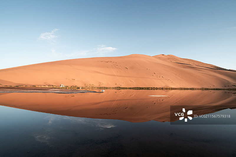 中国西部内蒙古阿拉善巴丹吉林沙漠巴丹湖图片素材