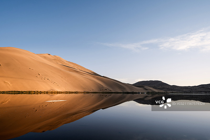 中国西部内蒙古阿拉善巴丹吉林沙漠巴丹湖图片素材