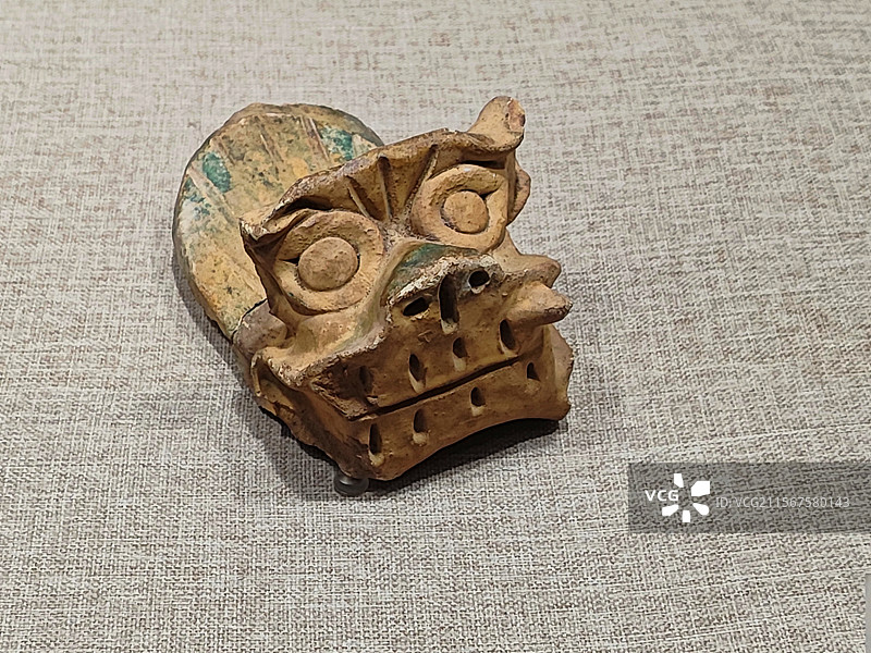 南汉绿釉蹲兽图片素材