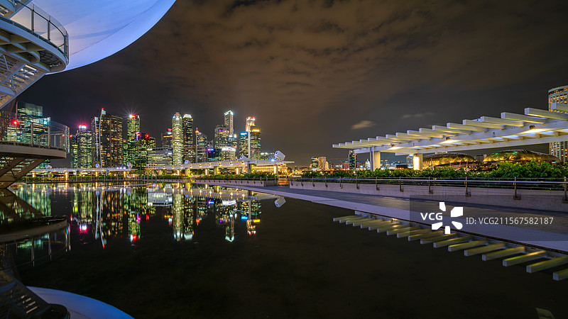 新加坡滨海湾艺术科学博物馆夜景图片素材