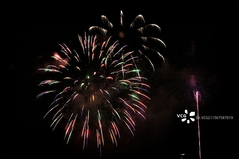 夜空中烟花爆炸的瞬间图片素材