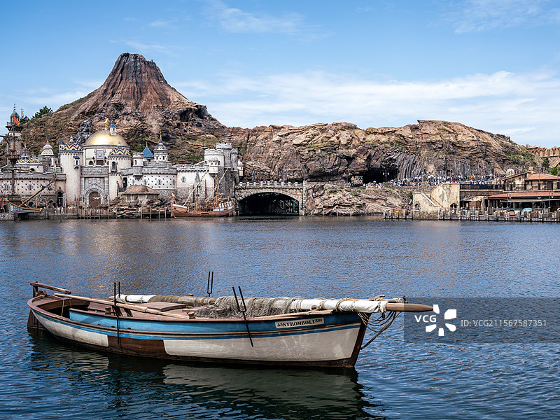 东京迪士尼海洋主题公园 火山和湖中的小船图片素材