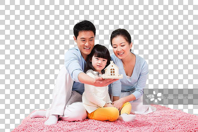 幸福的一家三口和房子模型图片素材