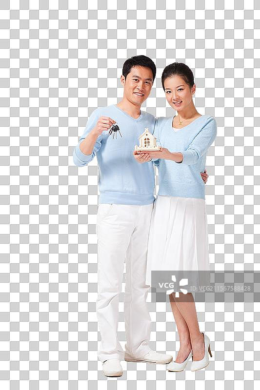 幸福的夫妻拿着钥匙和房子模型图片素材