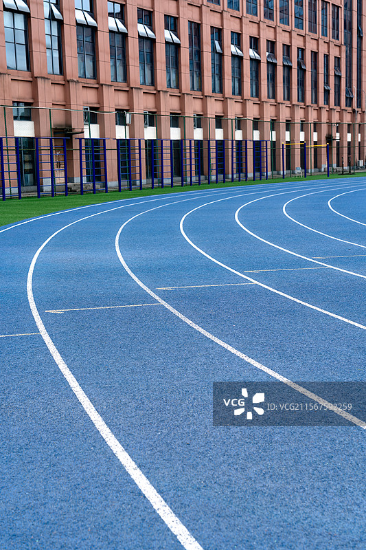 校园操场的蓝色跑道图片素材