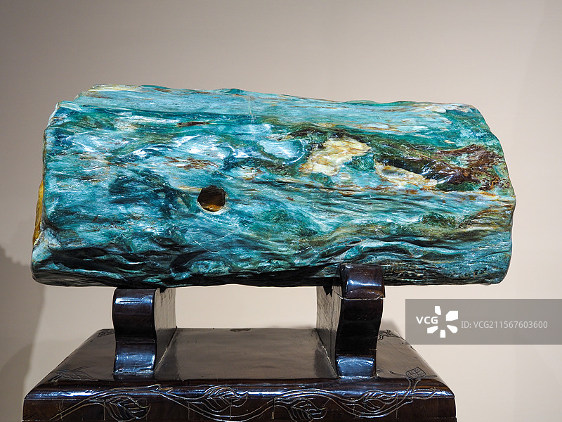 岁月沉淀的木化石图片素材