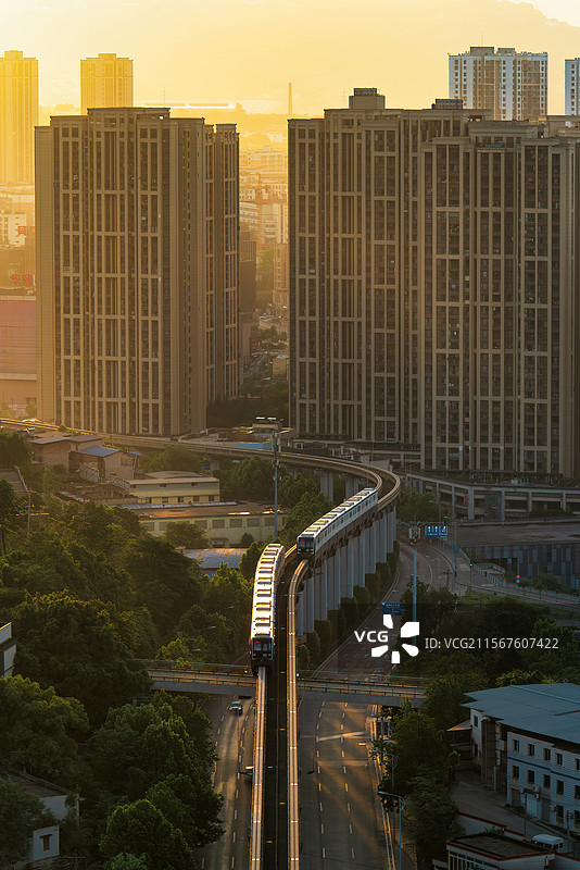 重庆鱼洞轻轨三号线落日风光图片素材