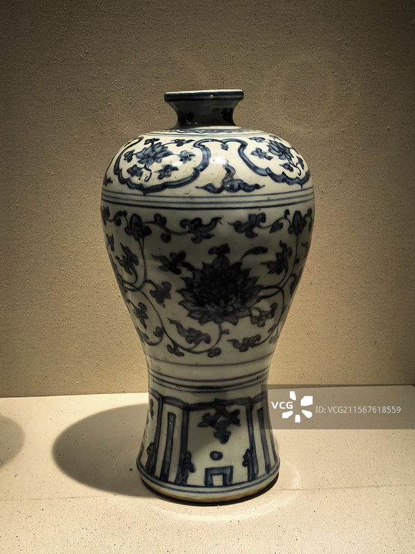 杭州博物馆 明代 青花缠枝花卉纹瓷梅瓶图片素材