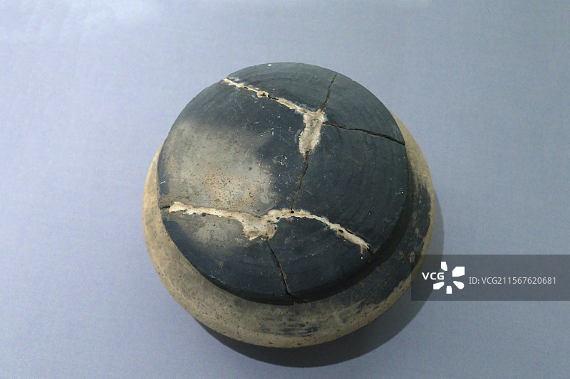 带盖陶盒 西汉 1972年银雀山一号墓出土 临沂市博物馆藏 山东博物馆“银雀山汉简文化展”图片素材