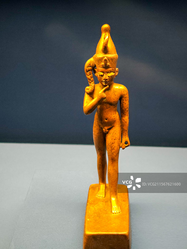 上海博物馆古埃及文明大展金色人物雕像展示图片素材