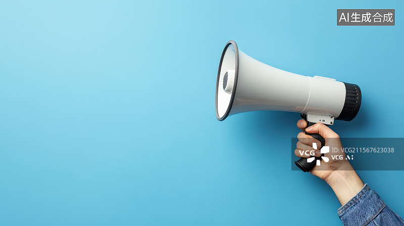 【AI数字艺术】纯色背景下一只手拿着小型扩音喇叭，宣传广告通知宣传电商打折促销活动概念图片素材