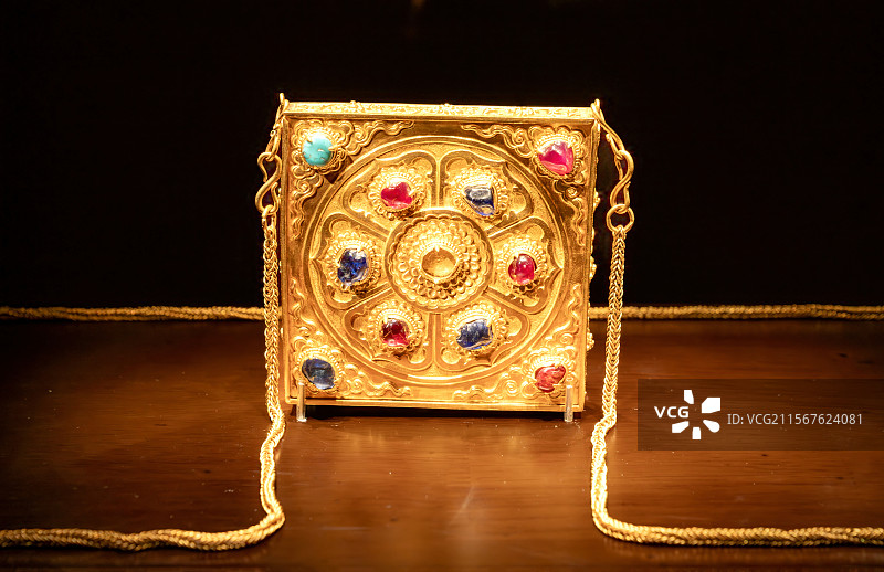 南京市博物馆 馆藏精品 明 嵌宝石金盒 2008年 南京江宁将军山明成化十年沐斌夫人梅氏墓出土图片素材