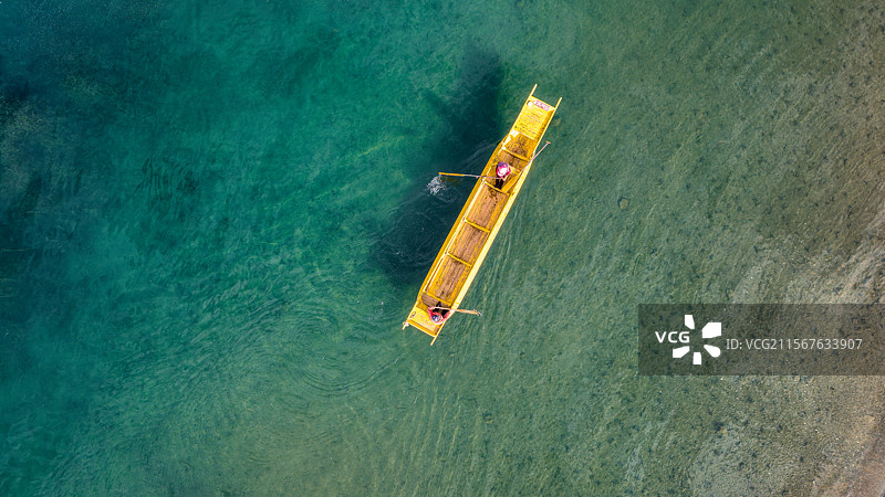 泸沽湖上划猪槽船的人无人机视角图片素材