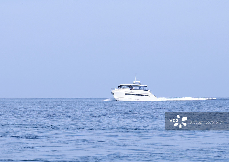 日本冲绳大海上的快艇图片素材