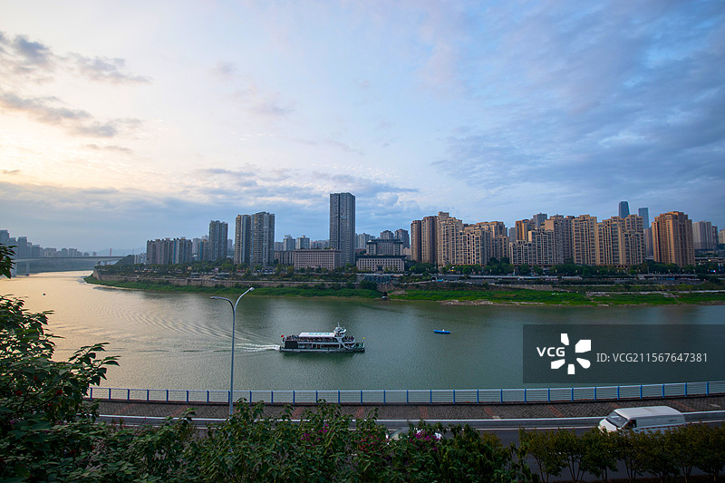 2024年网红打卡点重庆李子坝轻轨穿楼图片素材