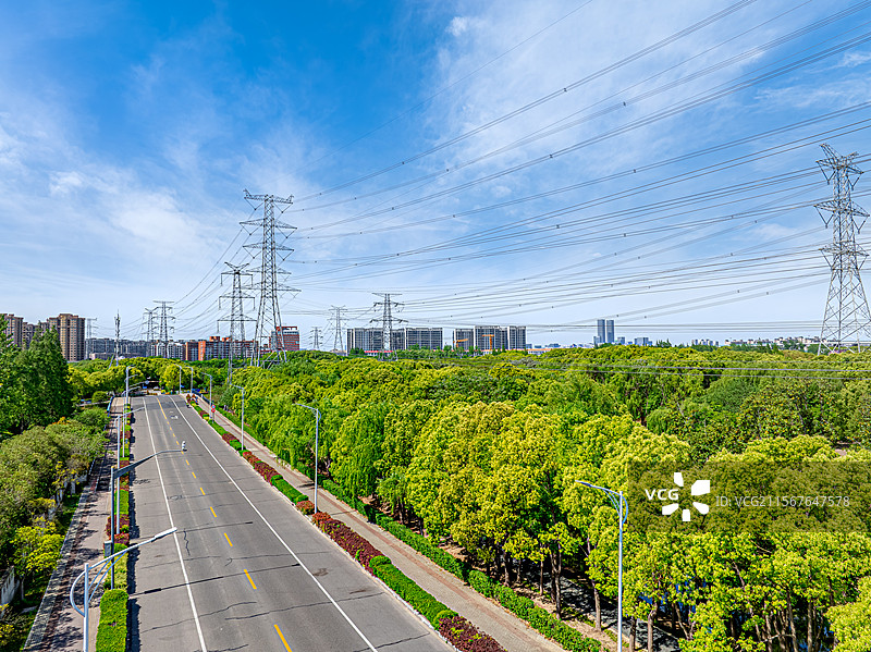城市郊区的高压电线塔 上海电网高压走廊 能源基础设施输电塔 高压电缆图片素材
