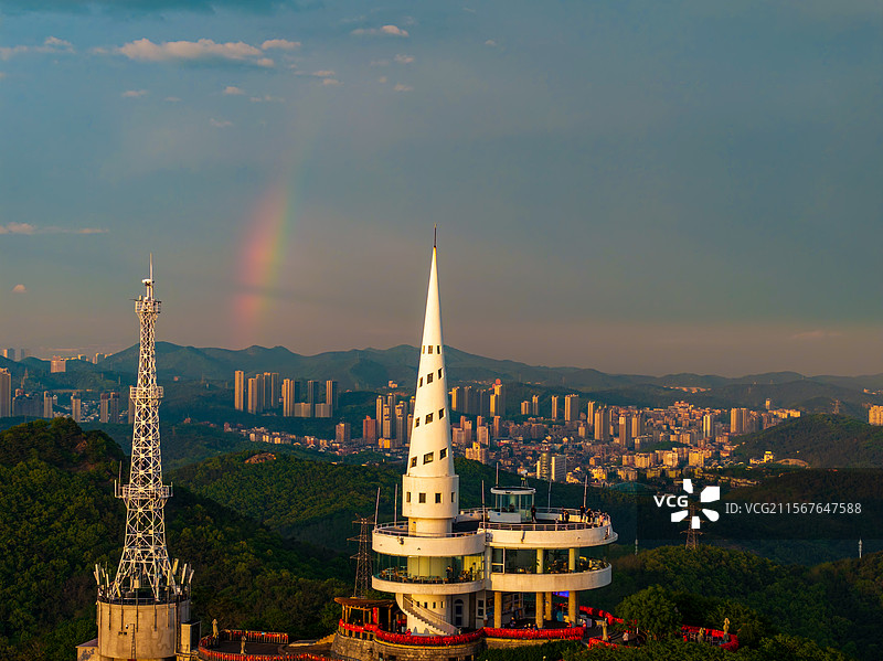 大连莲花山观光塔的城市彩虹诗意画卷图片素材