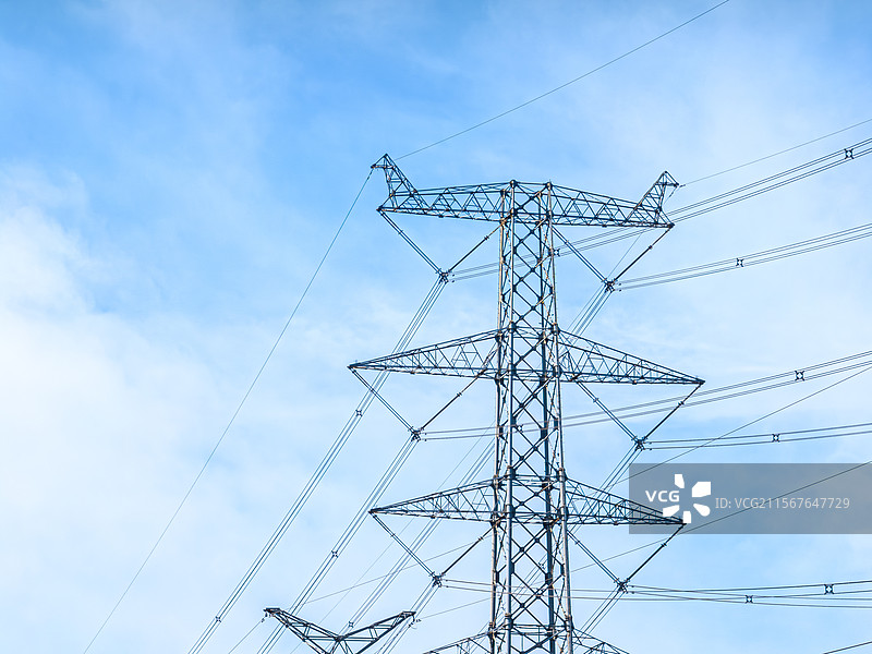 城市郊区的高压电线塔 上海电网浦东南汇至三林500kV高压走廊 能源基础设施输电塔 康桥镇高压电缆图片素材