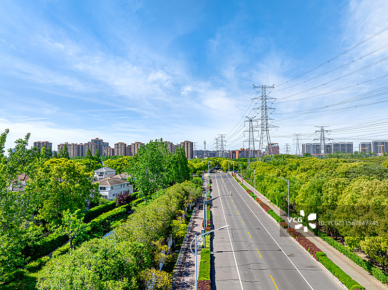 城市郊区的高压电线塔 上海电网浦东南汇至三林500kV高压走廊 能源基础设施输电塔 康桥镇高压电缆图片素材