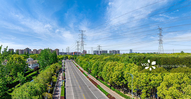 城市郊区的高压电线塔 上海电网浦东南汇至三林500kV高压走廊 能源基础设施输电塔 康桥镇高压电缆图片素材