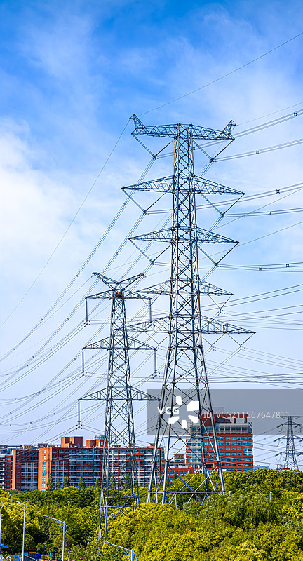 城市郊区的高压电线塔 上海电网浦东南汇至三林500kV高压走廊 能源基础设施输电塔 康桥镇高压电缆图片素材