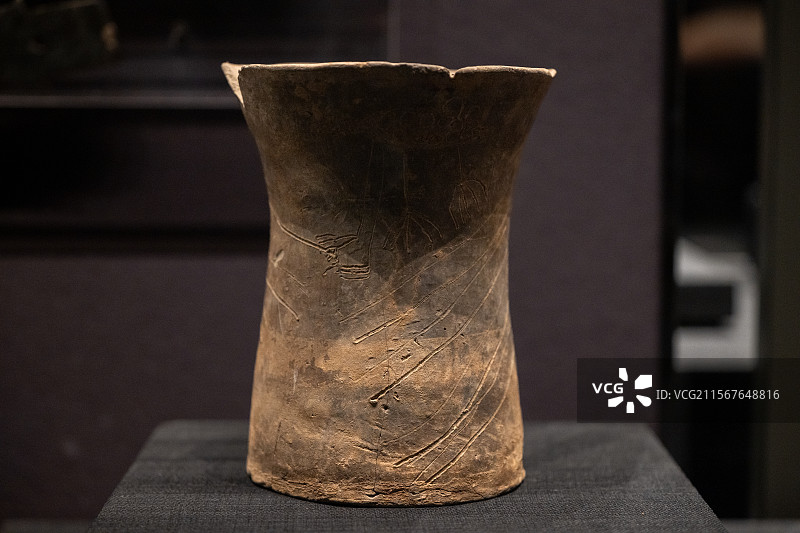 陕西历史博物馆 新石器时代 榆林市米脂县武郁渠出土 刻划鸟纹尊图片素材
