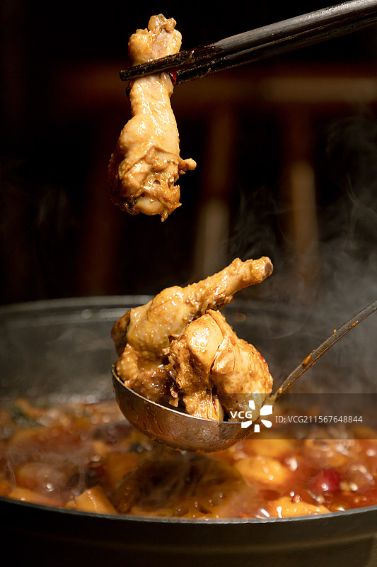 芋儿鸡肥肠鸡鸡肉江湖菜肥肠大肠芋头火锅火锅鸡鸡肉煲土鸡煲肥肠鸡鸡翅鸡腿马蹄红枣药材鸡汤药材鸡汤图片素材