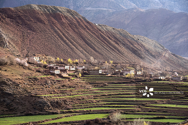 西藏自治区昌都市八宿县318公路周边地貌及田园风光图片素材
