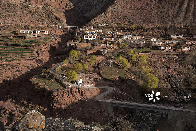 西藏自治区昌都市八宿县318公路周边地貌及田园风光图片素材