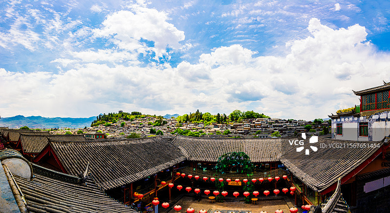 云南丽江古城的春夏美景，蓝天白云空气透彻图片素材