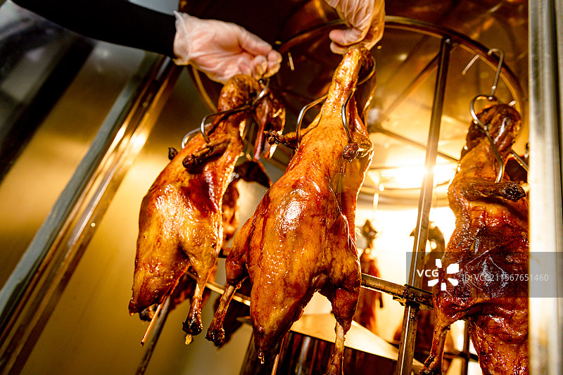 烤鸭明炉烤鸭鸭子鸭肉冒烤鸭冒菜冒鸭子红油川菜鸭腿聚餐鸭腿肉吃肉炖鸭子整鸭脆皮鸭图片素材