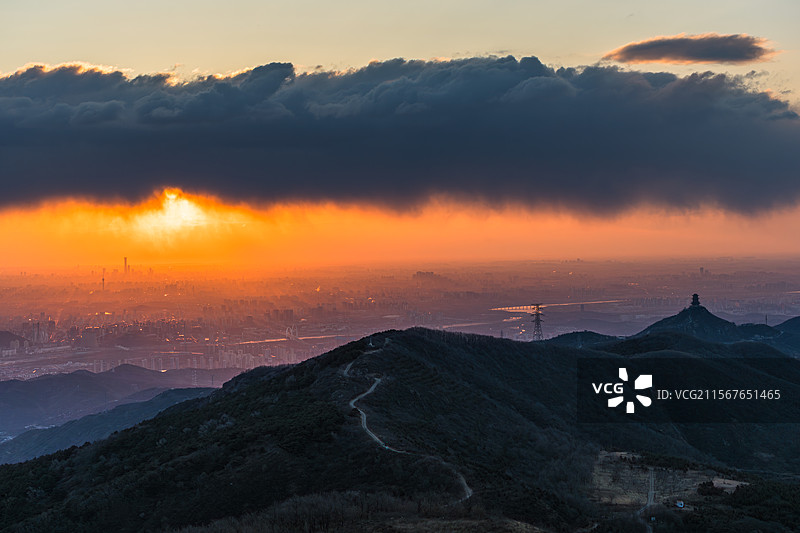 北京城市与山脉早上太阳升起风光图片素材
