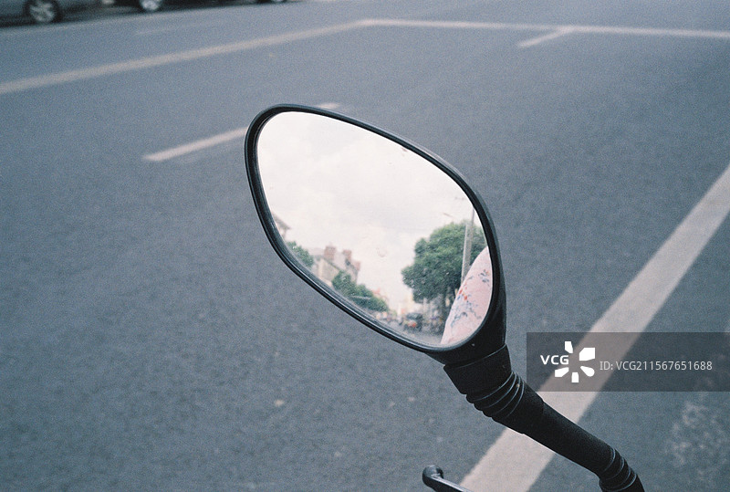 道路上的电动车后视镜图片素材