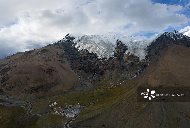 西藏山南市浪卡子县卡若拉冰川航拍全景图片素材