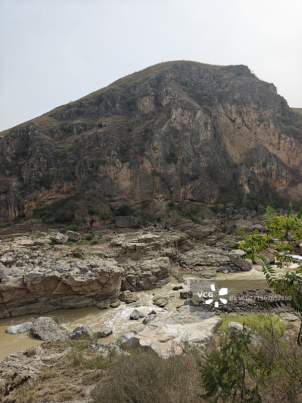 陕西省西安市泾阳县郑国渠旅游风景区泾河河谷龙鳞滩水流湍急乱石穿空惊涛拍岸图片素材